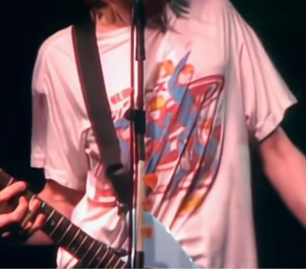カートコバーンの生前最期のライブで着ていたこのTシャツはなんのTシャツですか？日本語が書いてあるような気がするのですが、、、