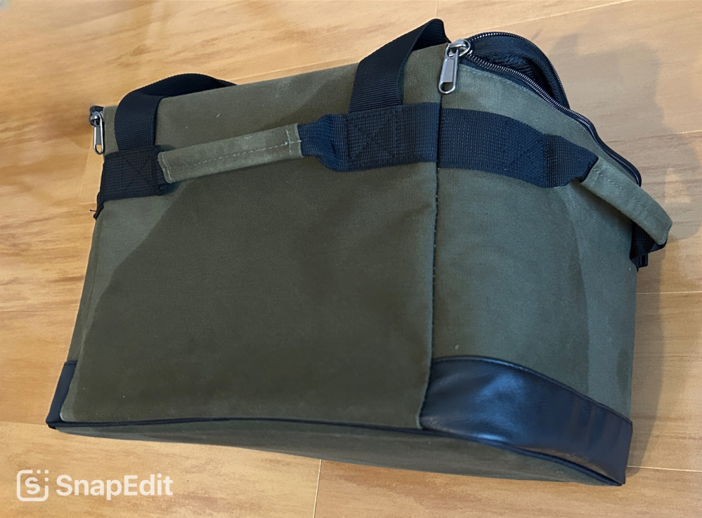 ランタン用のパラフィンオイルをこぼしてしまい、収納ボックスに大きなシミが出来てしまいました。 シミ抜きの方法がありましたら教えて頂けますでしょうか。 収納ボックスはポリエステル素材です。 重曹+熱湯は効果がありませんでした。