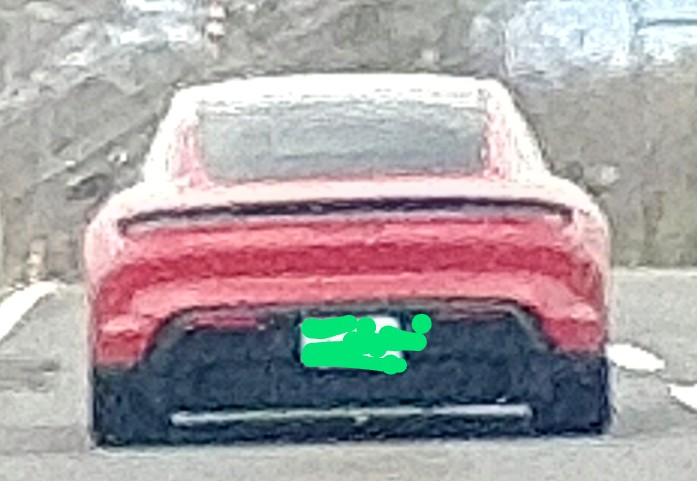 ポルシェ詳しいかた 教えてください。 画像荒くてごめんなさい。 前走ってた車、かっこいいから写真とりました(笑) この後ろ姿でなんの仕様とかモデルとかわかる方いますか？ センターに黒いエンブレムで 筆記体みたいな感じでPORSCHE GTS？GT4？みたいな 感じです。 田舎なんでポルシェなんか 見たこと無いですw びっくらこぎました。