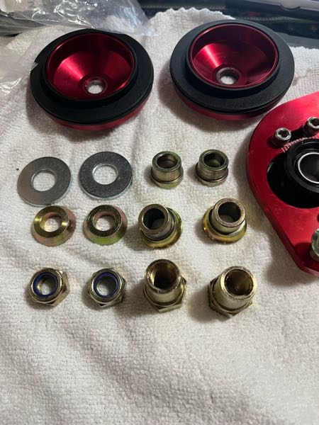 シュピーゲルのピロアッパーマウントをエブリイに取り付けようと思い購入し、組み立てしようと思ったのですがカラーがどうハマるのか分かりません！どなたかご教授ください！