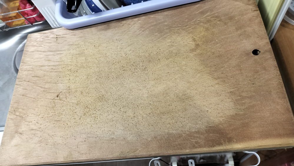 木のまな板のカビについて質問します。 母が20年以上使ってる木のまな板の真ん中あたりに、フワッと白カビが生えてました。 真ん中ばかり使ってて凹んでるので鉋で削るのもしんどそうです。 母はたまにまな板用のヤスリ掛けはしてたそうですが、鉋のように綺麗な平面で仕上がるものではありません。 ・一度カビたまな板は捨てた方がいいですか？ ・食器用洗剤とタワシで洗えば大丈夫？ ・ハイター漬け置きした方がいいなら木のまな板にハイター漬け置きしても大丈夫？