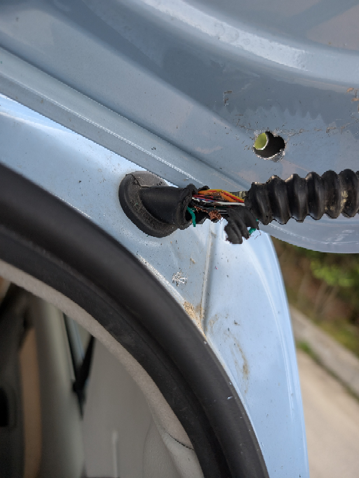 車のリアの配線をドリルで切ってしまったのですが何の配線』 スズキ