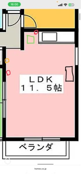 今賃貸アパートに住んでるのですが、食器棚置く場所に困っています。 黒い四角のところに置いてるのですが、コンセントがなく延長コードでなんとかしているのですが、子供達がいつも引っ掛かり危ない思いをしてます。（赤い丸がコンセント位置） もう一つコンセントがあるのですが、そこにWi-Fiの線があったり上には給湯スイッチがあるので、食器棚を置いたらWi-Fiをどうしよう。と言う感じになってます。 黄緑色の四角なところに冷蔵庫を置いているのですが隙間はあまりないです。 皆さんならどこにおきますか？涙