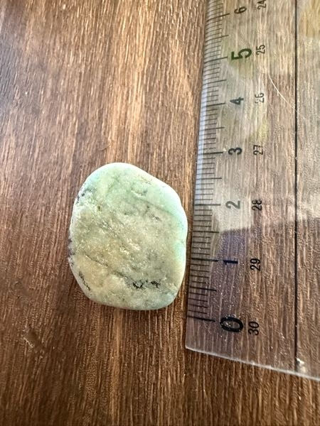 この石は以前、糸魚川の須沢海岸で取ったものなのですが、これは翡翠なのでしょうか？それともロディン岩というものなのでしょうか？ 表面はサラサラしていて、重さは9ｇ、大きさは2.5cmほど。写真のみですがわかる範囲で教えて欲しいです！もし良ければ東京で石の鑑定などをしてくれる場所も教えてくれると幸いです！