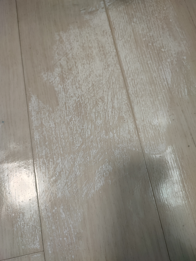 画像についての質問です。 アルコールを床にぶちまけてしまい放置していたら白くなってしまいました、退去時にかかる費用はおおよそいくらぐらいだと思いますか？ また元通りにする方法などありますでしょうか