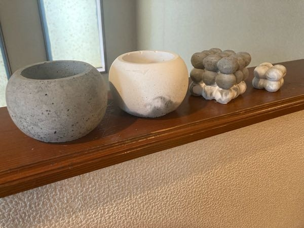 モルタルで鉢とオブジェを作成しました。 仕上げに鉢はミョウバン水につけるそうですが、オブジェはなにか仕上げにこれを塗ったらいいよとかありますでしょうか？？ ちなみに部屋の中で飾りで置きたいです。 よろしくお願いいたします。