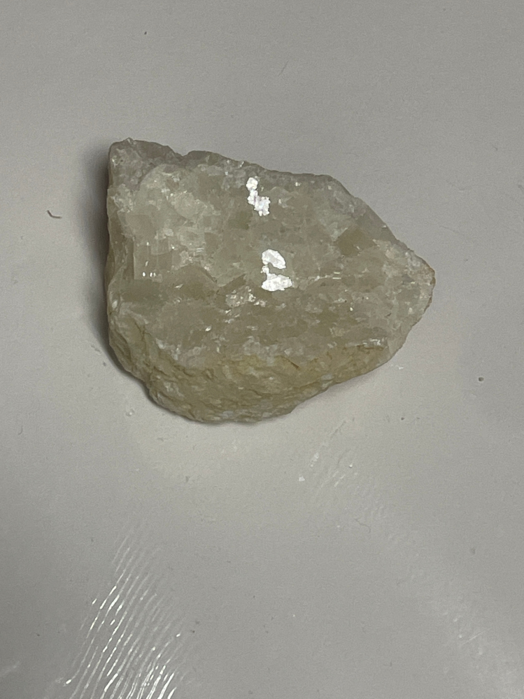宮古島の海岸で拾った石です。 他にもいくつか拾ったので落とし物ではなさそうです。 この石の名前が知りたいです。 白い部分とクリームがかったところがあります。 光を当てると透けている感じがします。 どなたか石、天然石に詳しい方よろしくお願い致します！！！