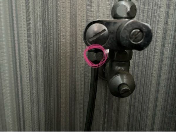 水道、工具に詳しい方に質問です。 自宅トイレの、このピンクの〇から水漏れしてます。 このピンクの〇の所の名称を教えてください。 また、これを締めるのに使う道具の名前も教えてください。横幅は2センチです。