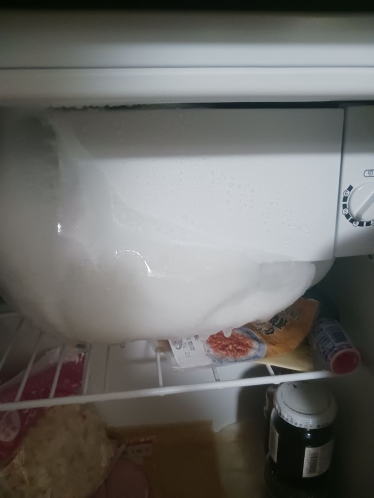 最近、冷凍庫の底の部分に毎日氷がはるのですが、故障でしょうか 