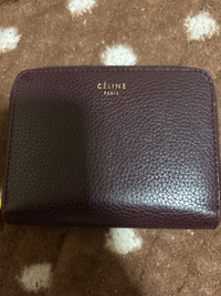 セリーヌの旧ロゴの財布なのですが新品だと何円ぐらいなので