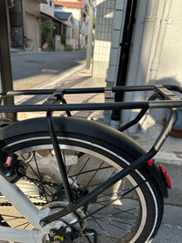 このタイプの自転車の荷台に荷物を固定するとしたらどんなロープ
