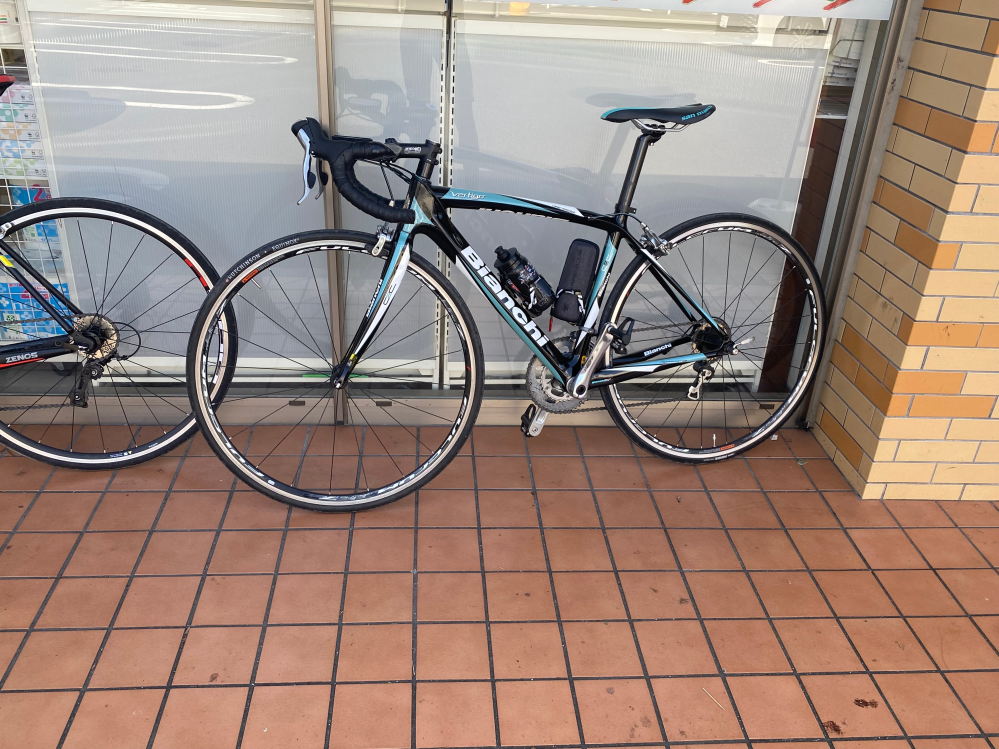 この写真の自転車はBianchiヴァーティゴと言う10年前のフルカーボン