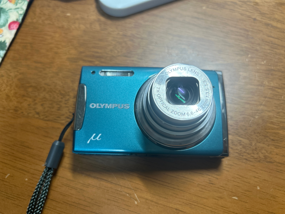 オリンパスμのデジカメについて質問です。電源を切った時にレンズが