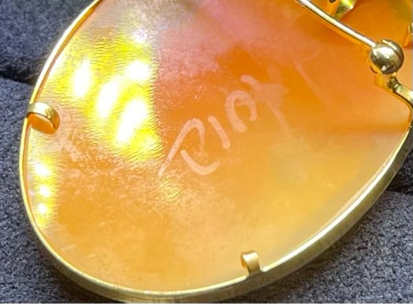 このカメオの裏側にあるサインが誰のサインか分かる方いないでしょ