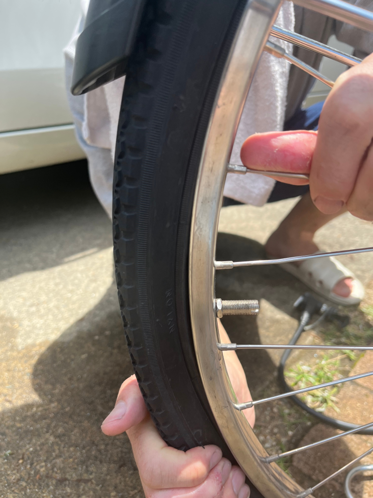 自転車がパンクして直していたのですが、タイヤが一部浮いてハマり 