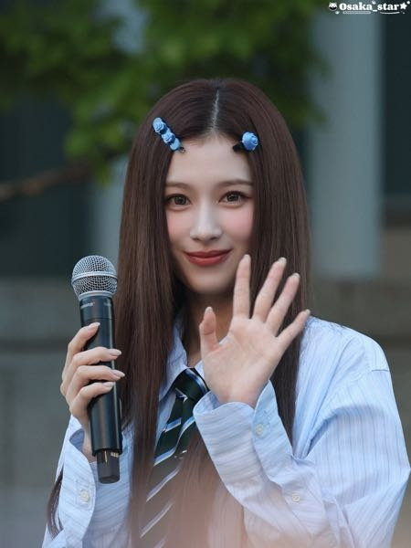 TWICEサナちゃんがこの間のカムバでつけてた、青いヘアピンど
