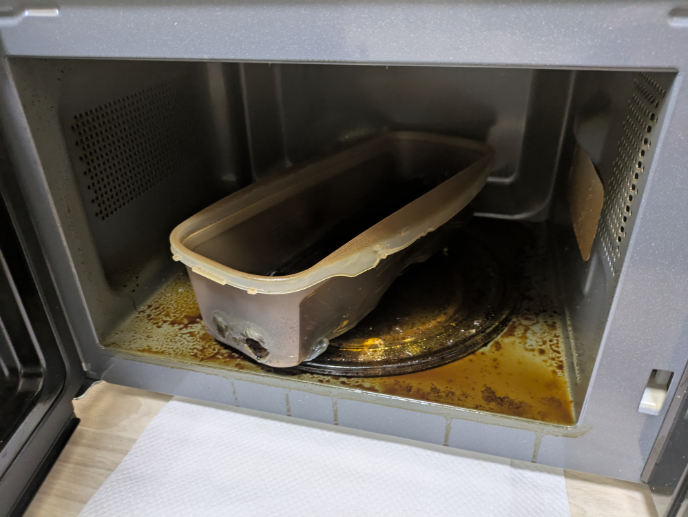 電子レンジから白い煙が出ました。耐熱容器に入れてパスタを温めてい 