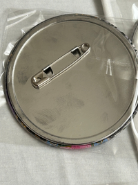 メルカリにて缶バッジを新品未使用で19点購入したのですがほぼ