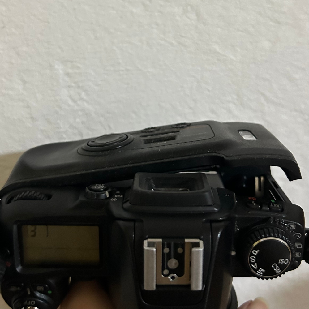 フィルムカメラの裏蓋が閉まらなくなりました。正常に撮影もできて