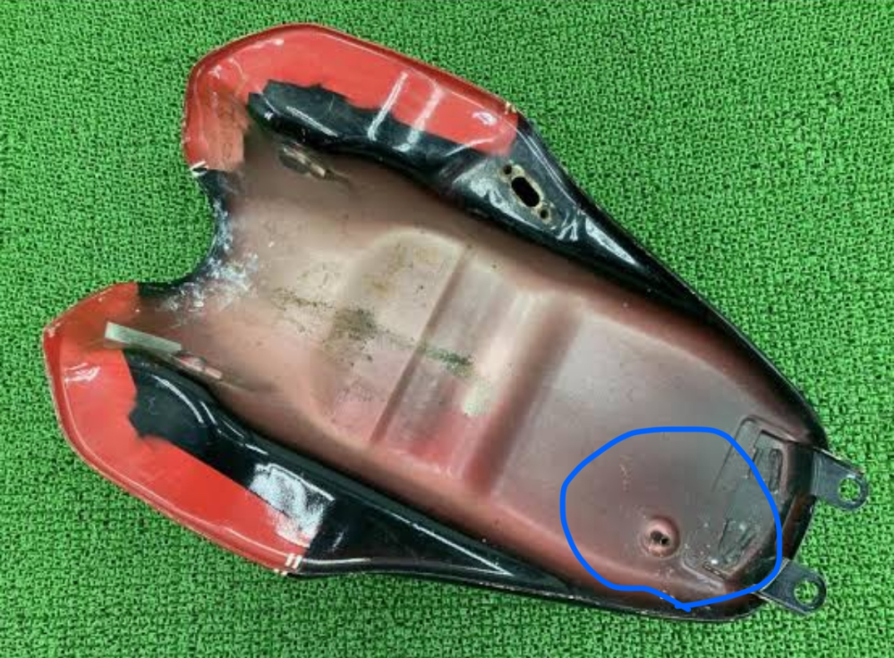 GSX400(GK79A)インパルスについて質問です。タンクの裏側の青丸