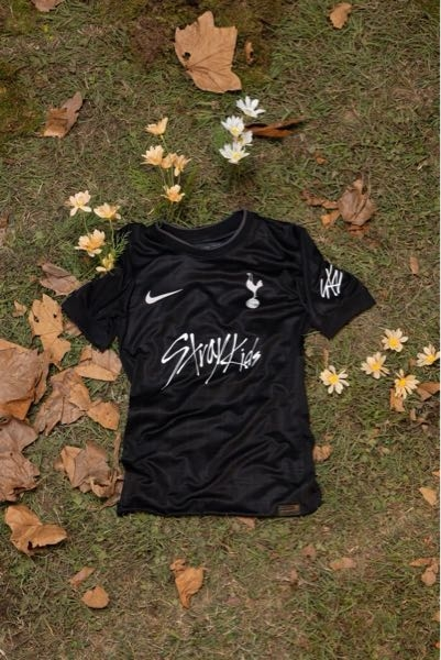 必抢❗️トッテナム ×Stray Kids コラボ 黒ジャージ 新品サイズ L Stray スポーツ 必抢❗️トッテナム ×Stray Kids コラボ 黒ジャージ