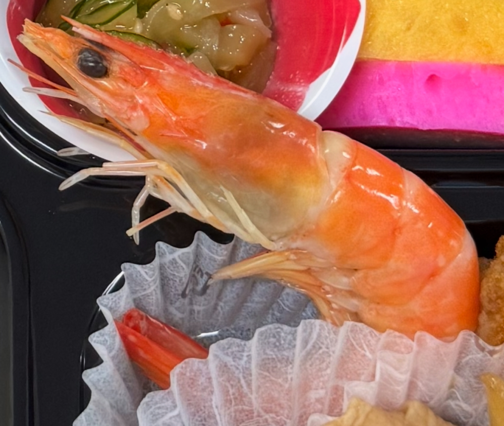 写真のようなエビは殻を剥いて食べないとマナーが悪いですか？