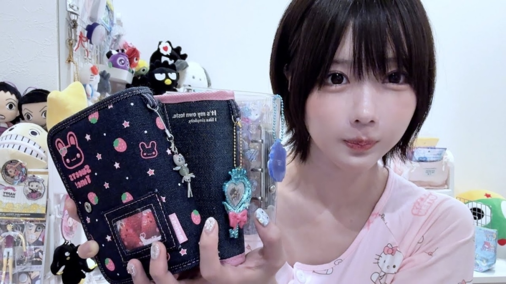 あのちゃんが使ってるシール帳がどこのか分かりますか？デニムのや