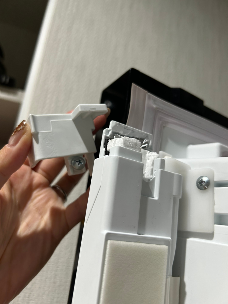 TOSHIBAの冷蔵庫使ってます。知らない間にここが割れてしま - Yahoo