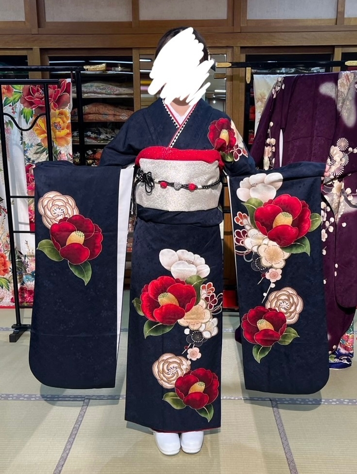 この振袖どう思いますか？地味ですか？妹に見せてたらなんか重い感じが 