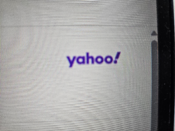 最近、GoogleChromeのアイコンをクリックした時のデフォルトのブラウザが画像のような紫字の「yahoo!」になってしまっていて、通信速度も遅くて困っています。 調べてもこの紫字のyahoo!自体あまりよく分からない(どうやら海外のサイト？)ので、少し怖いです。 解決策はあるでしょうか？