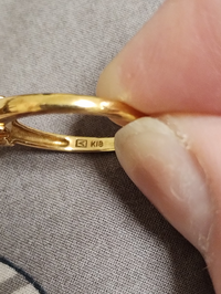 指輪の刻印について質問です。30年以上前に購入したものです。k18の横