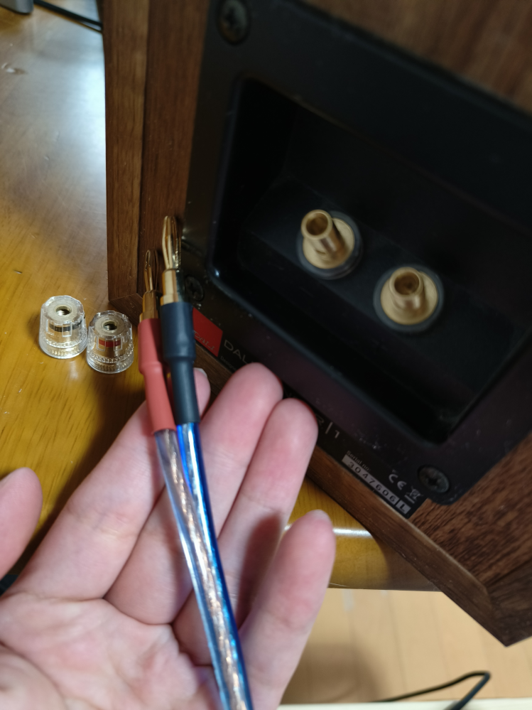 このスピーカーケーブルを切断してこのスピーカーに接続できますか