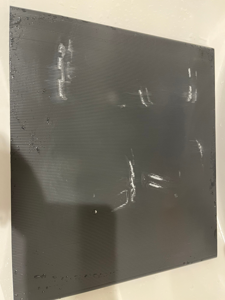 写真の通り、賃貸の下駄箱なのですが、シールを剥がす際に一部表面が 
