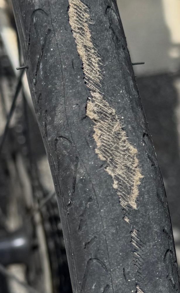 通勤で使っているジャイアントというメーカーのクロスバイクの後輪がコブのようになっています。 これはタイヤ交換必要ですか？ １００００円近くするので躊躇します。。