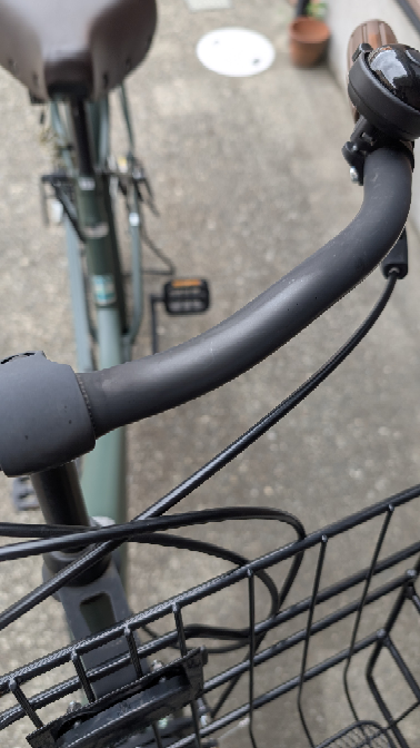 自転車のハンドルの中央ぶぶんです。黒いすみみたいなのがさわってい 