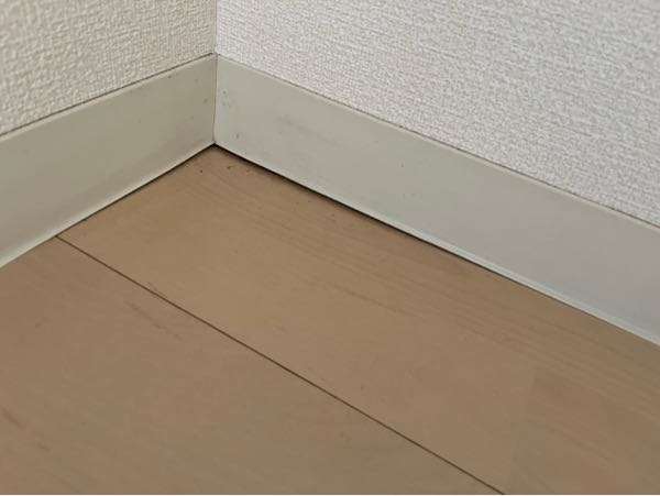 至急回答】賃貸に入居したのですが、リビングの床が既に沈み込み 