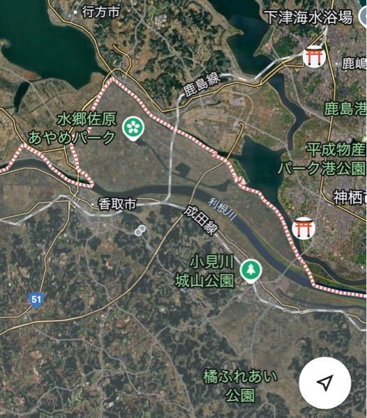 千葉県と茨城県の県境って、ずっと『利根川』だと思ってました。 しかし、今地図をみたら香取市のあたりで、利根川より北側まで千葉県が入り込んでることに気がつきました。 利根川のような川幅の広い川だと、川を挟んだ地域は分断されてしまうと思うのですが、何故ここが千葉県（香取市）になったのか、歴史的背景がわかれば教えて下さい！