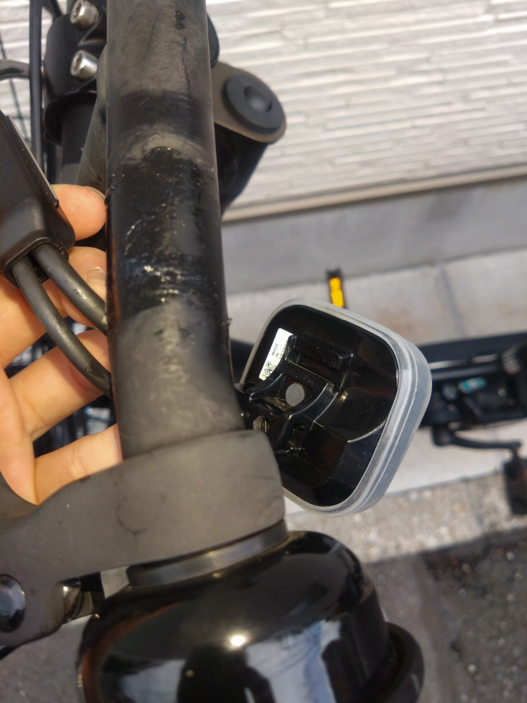 電動自転車(Tb1-e)のスイッチケースのハンドルに固定する部分が割れて