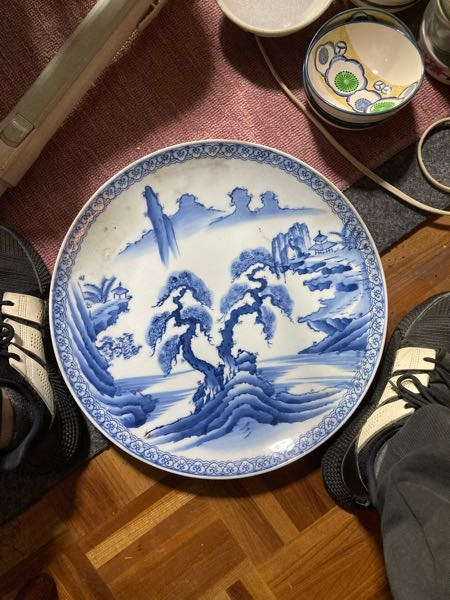 焼き物や陶器に詳しい方教えてください。この皿はどこのものでしょうか