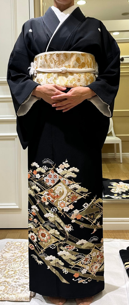 息子の結婚式に着る黒留袖について質問です。以前も質問させていただき 値下げ交渉応じます きらびやかな 着物 帯