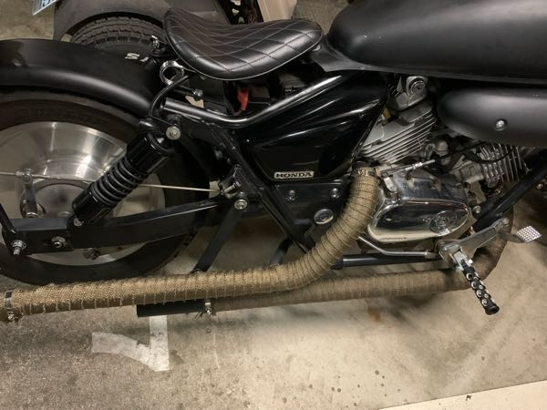 マグナ250 コブラシート　カスタム 有限会社ガレージT&F / マグナ250 スタッド付スムースシート