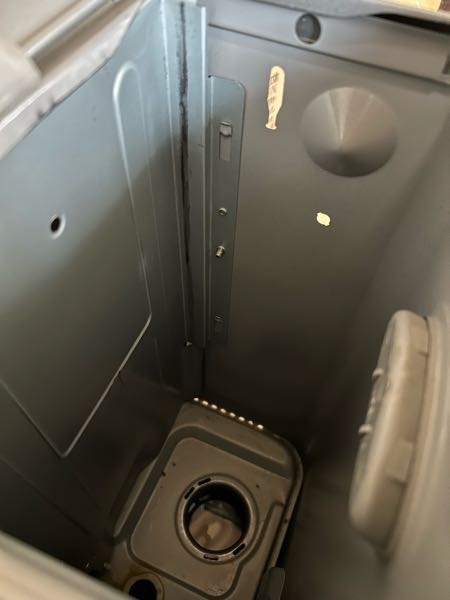 石油ファンヒーターについて。灯油を入れるタンクをセットするところ 