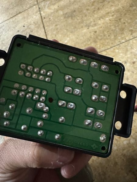 ゼファー400Xヒューズボックス内にヘッドライトリレーを交換したいの 