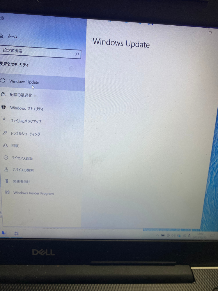 Windowsアップデートが応答してないようです。 KB5071546のインストールを押してしまい、20パーセントから進まず、一旦設定画面を閉じたのですが、再度見ようとしたところ添付の画像のままです。 上の点々みたいなのは左から右に動いていて考えているようなのですが… 別ウィンドウでリモート接続で仕事中で、そちらの動作には問題ありません。 このまま電源落とさず待っていれば良いのでしょうか？ 素人ですみません。