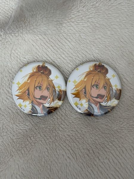 Aです(*^^*)他の方は購入不可‼ これって偽物ですか？左がメルカリで購入した物右が公式で購入した物に