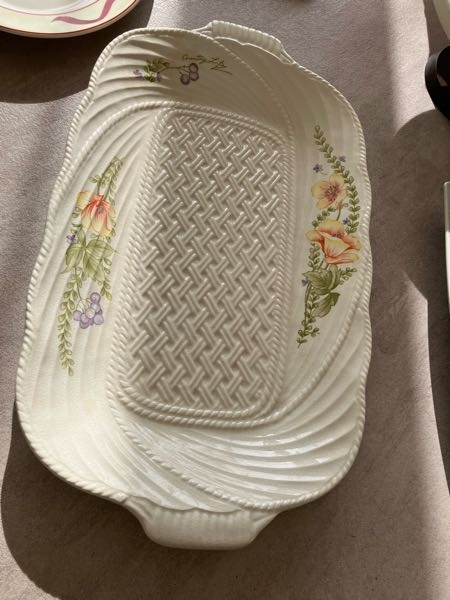 なにかがついたお皿 質問です。うちにこのお皿がありますが、何に使う皿かわかりません