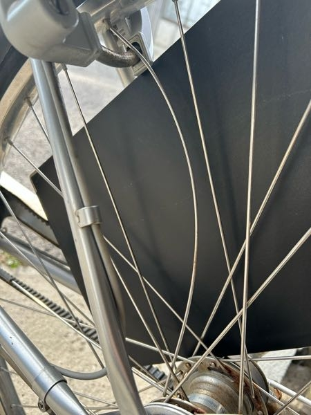 自転車置き場に鍵をかけて置いていたらスポークが曲がっていました 