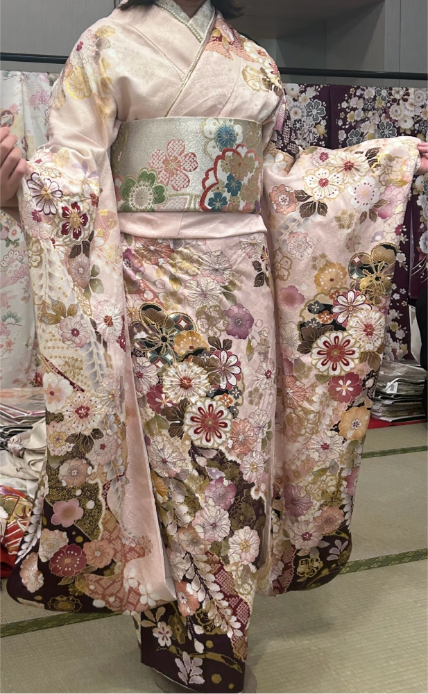 この振袖がより良く見えるような帯と帯揚げ，帯締めを急いでメルカリ等