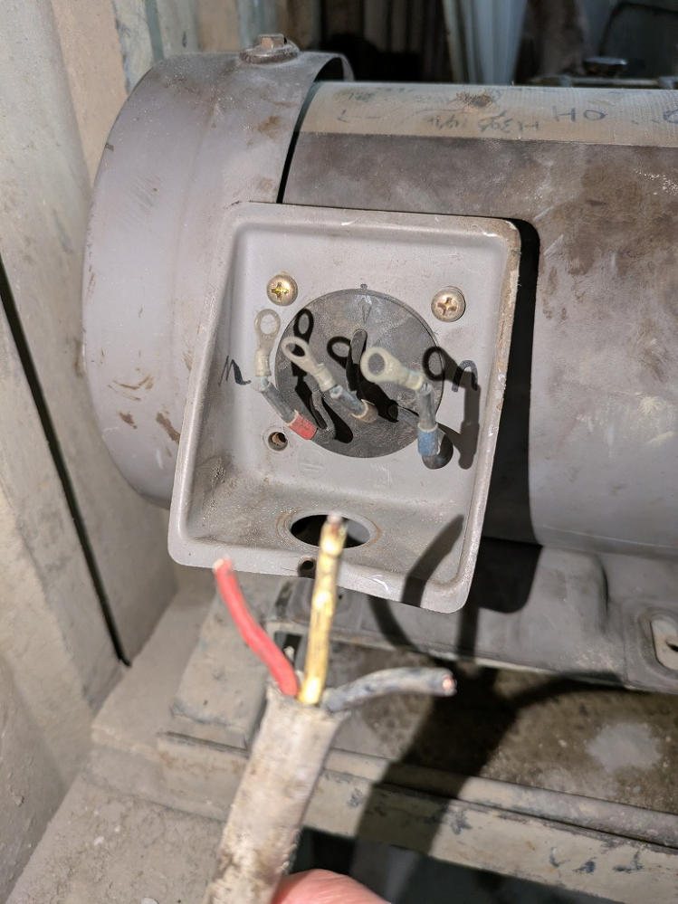 200V単線のモーターとの繋ぎについての質問になります。 電源側から、黒、白、赤の線が出ています。 モーター側からも3本出ています。 モーター側は青がU、白がV、赤がWと書かれています。 画像の位置通り、繋げば問題ないでしょうか? ちなみに、これらは、200V単線(3線)というものでしょうか? ご指導の程、よろしくお願いします。