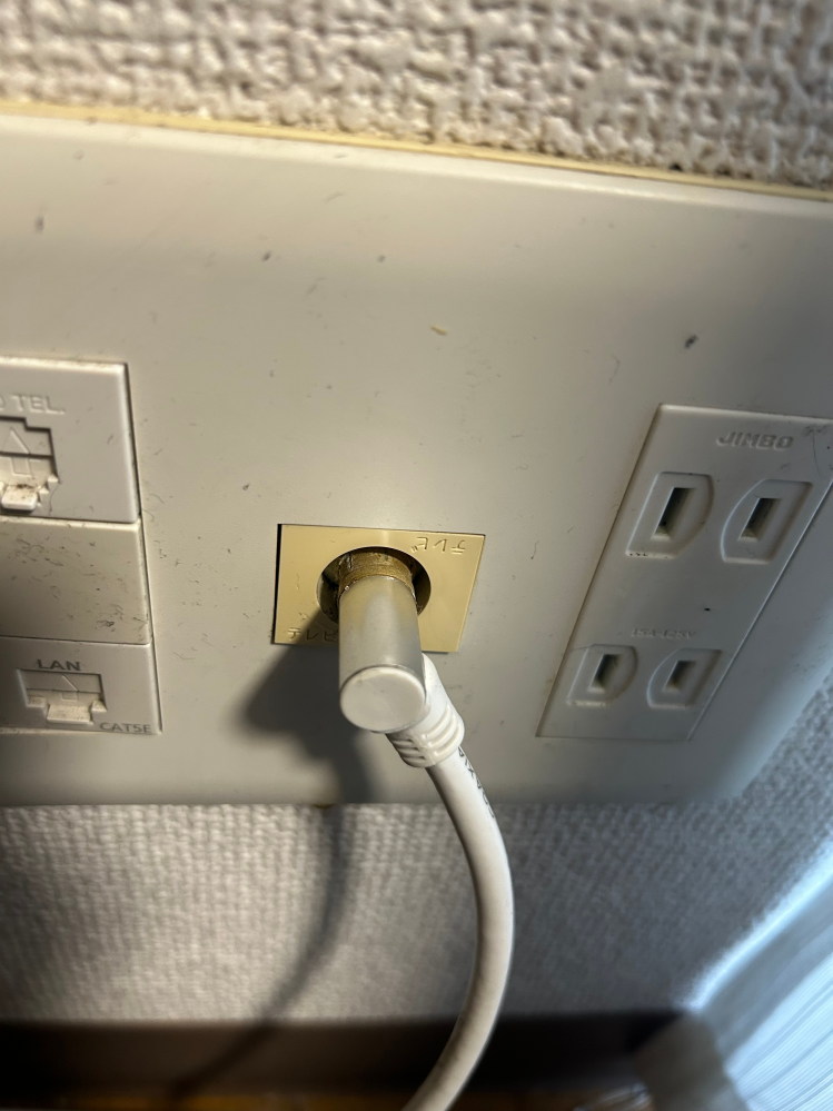 壁側のテレビ線が外れません。六角ネジもこっち側にはついていないの 